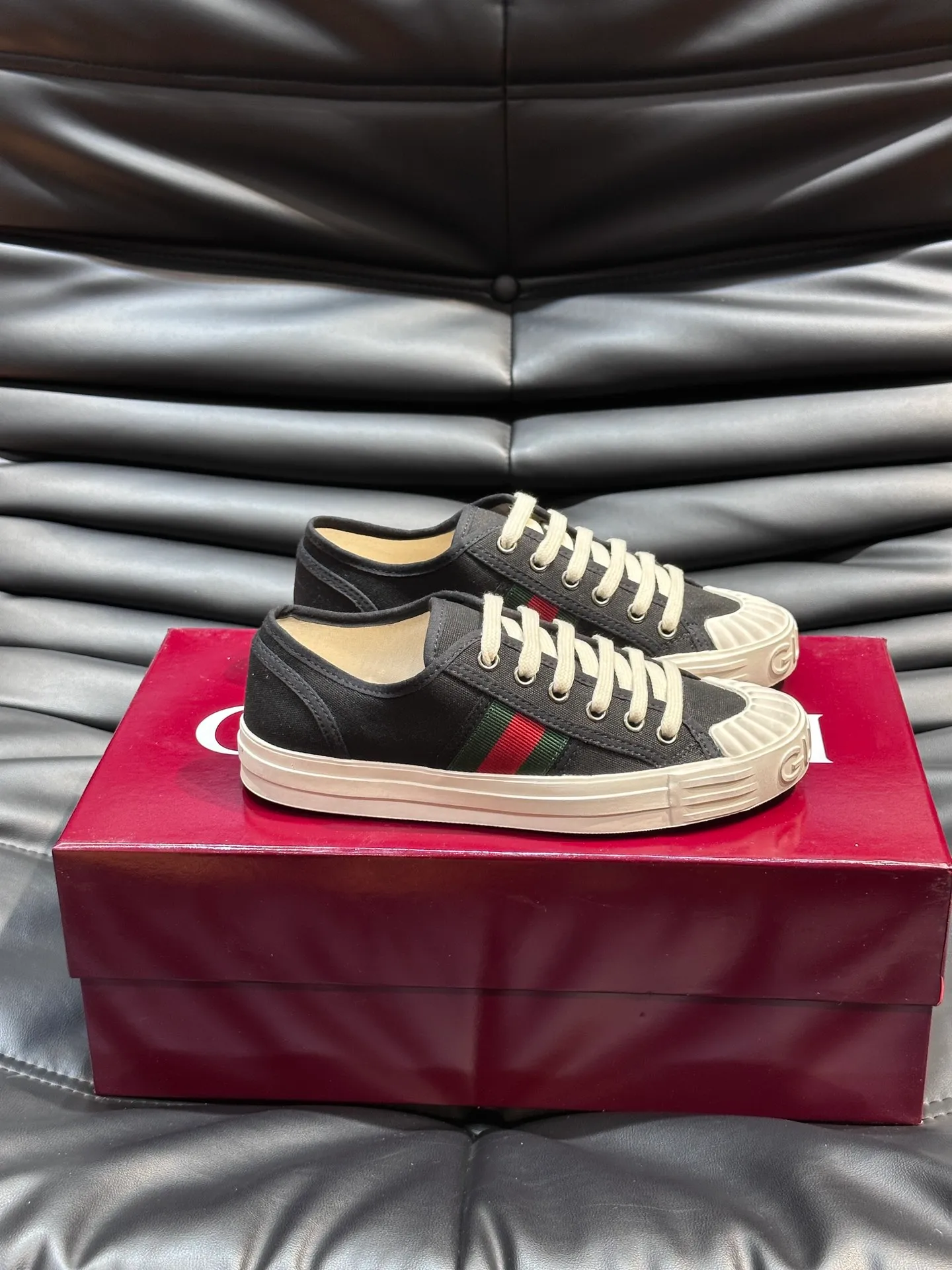 Men's shoes 💰p360 "GUUC*" Couple model 👫GG printed canvas sneakers, this sneaker is from the Gucci Lido series, and its design is inspired by the summer style and beach clubs of the Italian coast. The early autumn series reinterprets the brand's classic design elements and exquisite patterns from a modern perspective. These low-top sneakers are crafted from the brand's original fabric, the classic GG printed canvas, with a slightly distressed effect around the rubber sole. The GG pattern and logo are cleverly integrated into the sole, and the toe is embellished with an embossed Gucci logo. The towel insoles are decorated with brand logo leather labels, are light, comfortable and breathable for the feet, and come with a full set of original packaging! Size: Female 35-40 Male 38-45 (46 customized)
